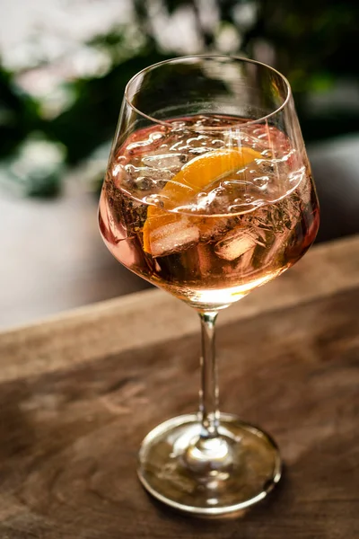 Traditional French Piscine Rose Wine Spritzer Orange Cocktail Drink Table — Stock Photo, Image