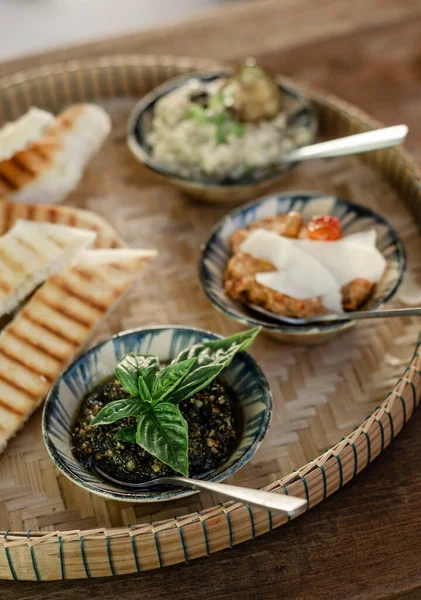Vegetariánské Turkyně Mezze Snack Tapas Talíř Rustikální Dřevo Restaurace Stůl — Stock fotografie