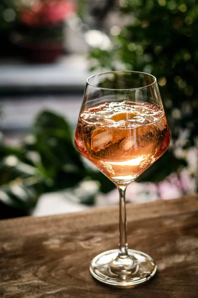 Traditional French Piscine Rose Wine Spritzer Orange Cocktail Drink Table — Stock Photo, Image