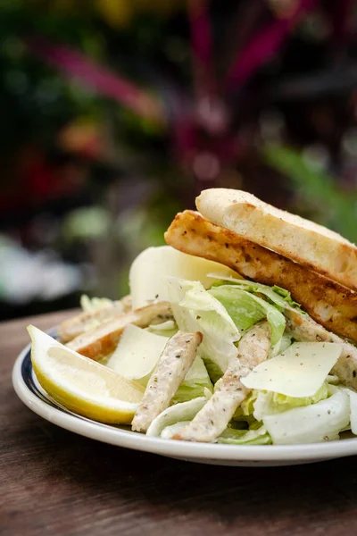 Semplice Insalata Pollo Caesar Biologica Sana Sul Tavolo Legno — Foto Stock