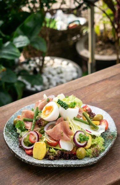 Nicoise Style Healthy Organic Rustic Salad Egg Ham Outdoors — Stock Photo, Image