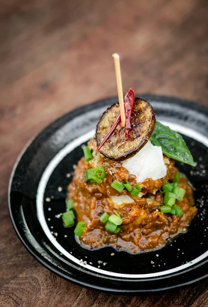 Vegan Quinoa Kakor Med Siciliansk Rostad Aubergine Och Kryddig Röd Royaltyfria Stockbilder