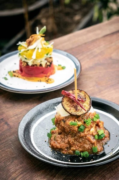 Torte Vegane Quinoa Con Melanzane Arrosto Siciliane Salsa Piccante Peperoni Foto Stock