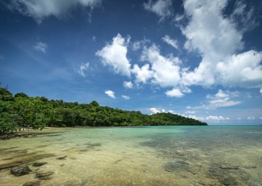 Sihanoukville Kamboçya yakınlarındaki Koh ta Kiev adasının güney sahilindeki sahil manzarası.