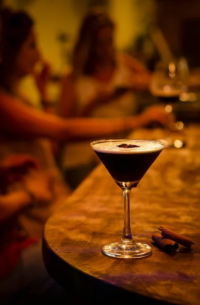 Espresso Martini Cocktail Drankje Gezellige Donkere Bar Interieur Nachts — Stockfoto