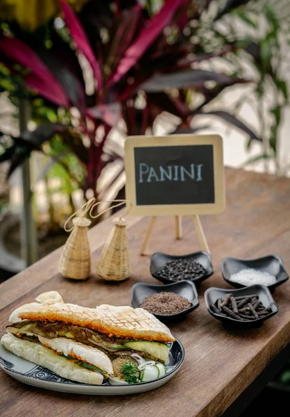 Sandwich Panini Rôti Végétalien Aux Légumes Grillés Dans Une Table — Photo