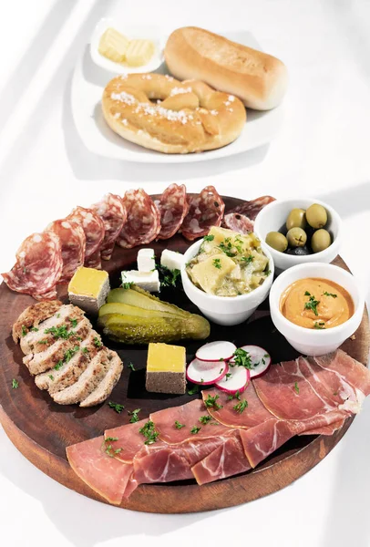白を基調とした肉とパンが入ったドイツの冷製タパススナックプレート — ストック写真