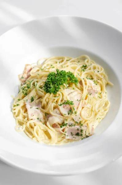 スパゲティ カルボナーラ白いテーブルの上のイタリアパスタ料理 — ストック写真
