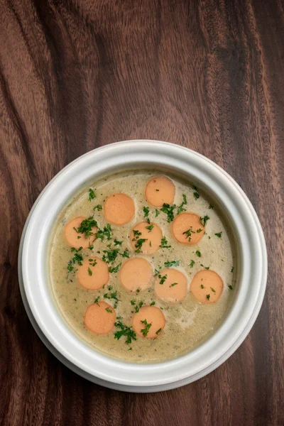 Alemão Tradicional Kartoffelsuppe Sopa Batata Salsicha Sobre Fundo Mesa Madeira — Fotografia de Stock