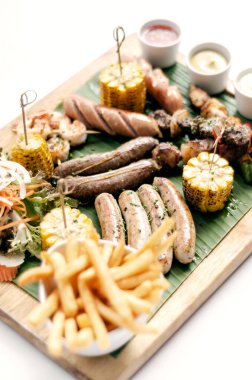 Organik karışık ızgara ızgara et, sade yemek sosis, şiş, meze ve soslar beyaz arka planda.