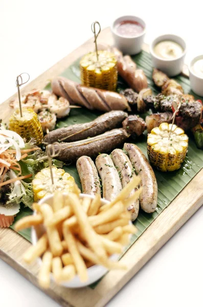 Organik karışık ızgara ızgara et, sade yemek sosis, şiş, meze ve soslar beyaz arka planda.