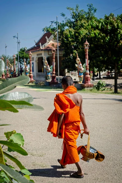 Buddyjski Mnich Ulica Scena Spacery Poza Wat Svay Andet Pagoda — Zdjęcie stockowe