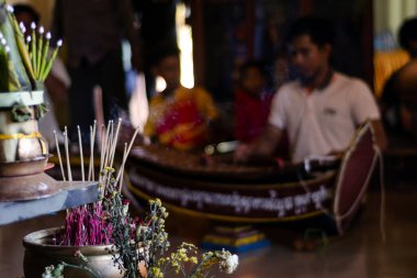 UNESCO miras Lakhon Khol sitesi Wat Svay Andet Kamboçya 'daki Budist dini töreninde iç tapınak ayrıntıları