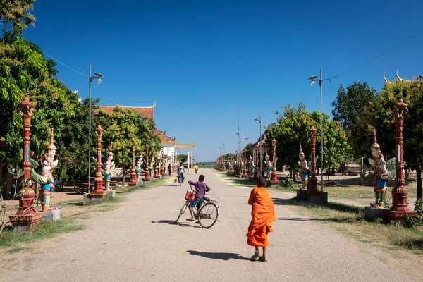 Buddhist Monk Street Scene Walking Wat Svay Andet Pagoda Site — Fotografia de Stock