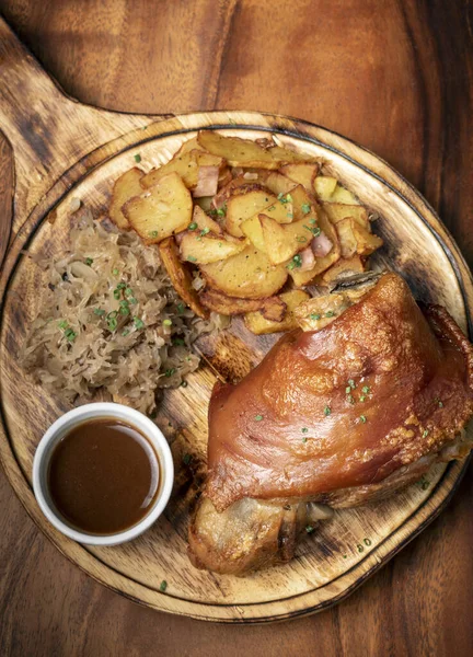 Schweinshaxe Nudillo Cerdo Alemán Tradicional Con Chucrut Papas Comida Bavariana —  Fotos de Stock