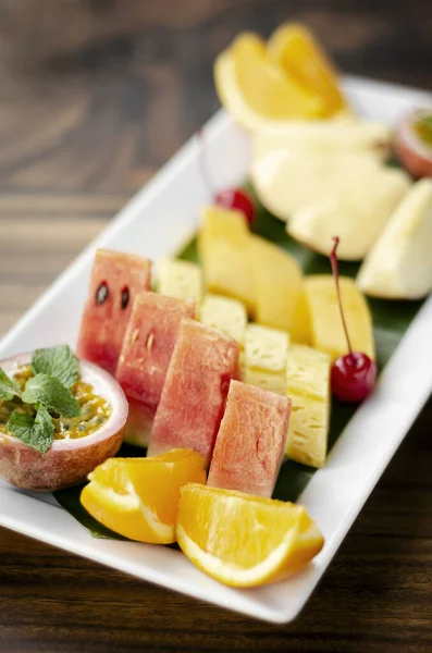 Misturado Fresco Corte Orgânico Fruta Salada Platter Livre Mesa Madeira — Fotografia de Stock