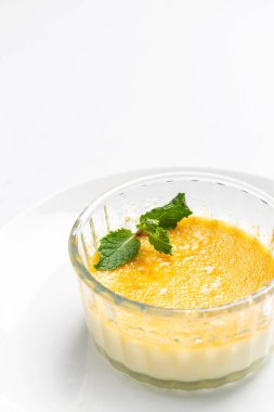 Vejetaryen sütsüz organik hindistan cevizi kremalı Brulee tatlı beyaz arka planda