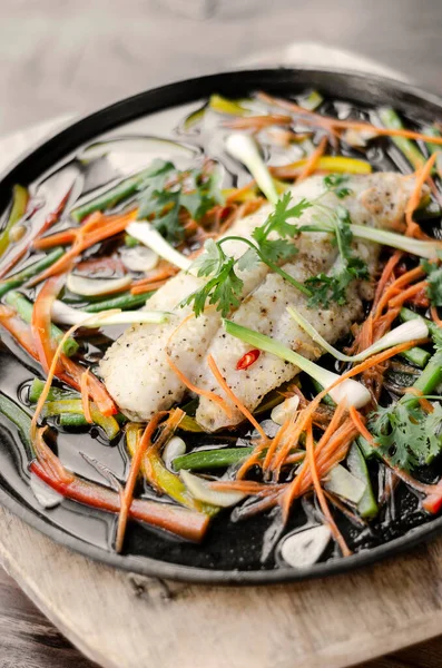 Čínský Kantonský Styl Dušené Pikantní Rybí Filet Zeleninou Horkém Talíři — Stock fotografie