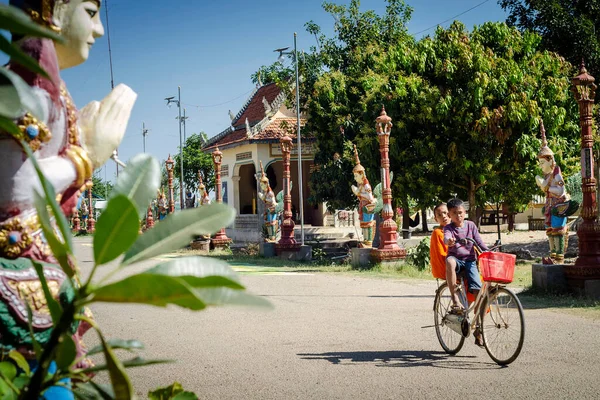 Khmer Děti Cyklistika Wat Svay Andet Chrám Zahrady Kambodži Slunečného — Stock fotografie