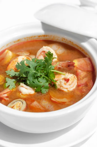 Thai Tom Yum Kung Baharatlı Ekşi Karides Çorbası Beyaz Masa — Stok fotoğraf