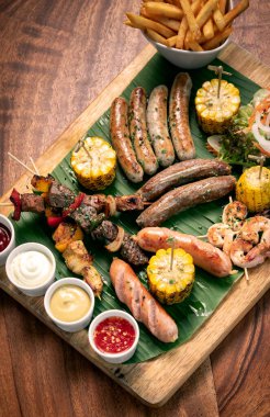 Organik karışık ızgara et tabağı sosis, şiş, meze ve soslu sade yemek.