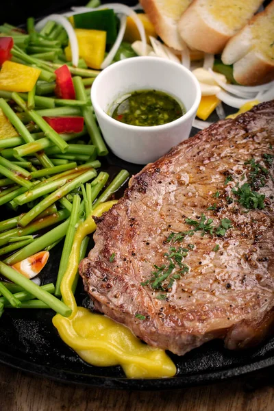 Bio Filet Steak Brutzelt Auf Heißem Teller Mit Gemischtem Gemüse — Stockfoto