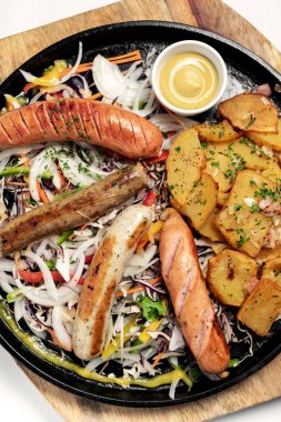 Alman geleneksel organik sosisi ve patates tabağı Nurenberger, Lamb ve domuz eti ile birlikte salata ve hardal.