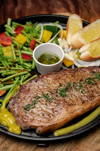 Bio Filet Steak Brutzelt Auf Heißem Teller Mit Gemischtem Gemüse — Stockfoto