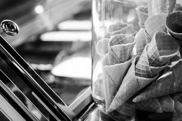 Conos Oblea Helado Italiano Tradicional Helado Exhibición Tienda Blanco Negro —  Fotos de Stock