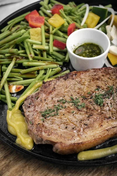 Bio Filet Steak Brutzelt Auf Heißem Teller Mit Gemischtem Gemüse — Stockfoto