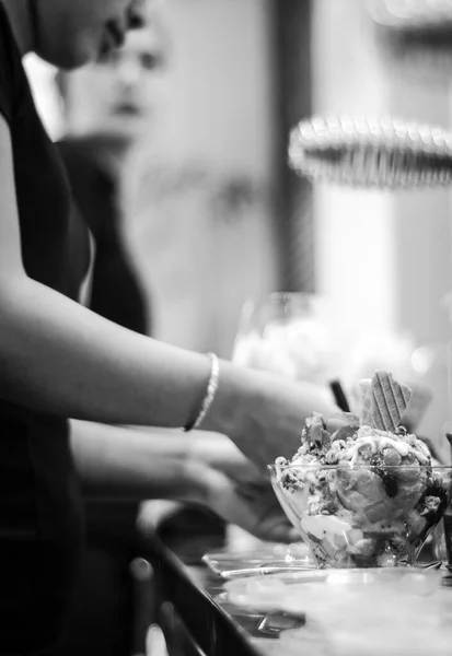 Detalle Blanco Negro Del Personal Que Hace Helado Helado Italiano —  Fotos de Stock