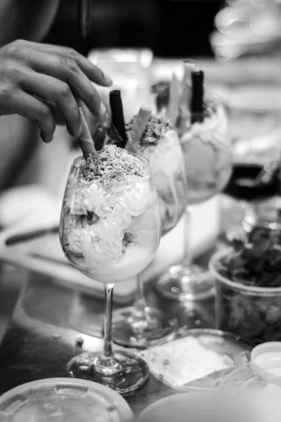 Detalle Blanco Negro Del Personal Que Hace Helado Helado Italiano —  Fotos de Stock