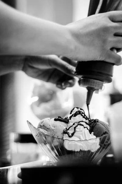 Black White Detail Staff Making Italian Gelato Ice Cream Sundae — Stock Photo, Image