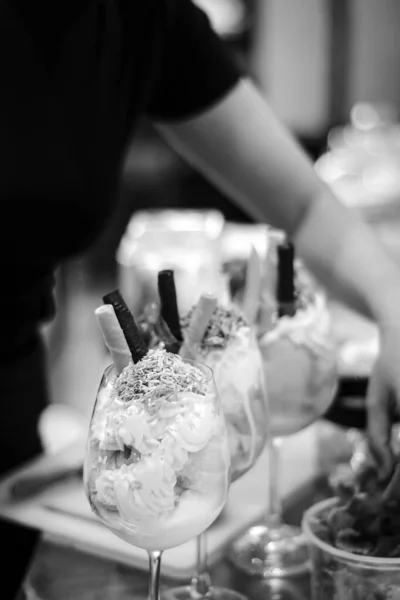 Black White Detail Staff Making Italian Gelato Ice Cream Sundae — Stock Photo, Image