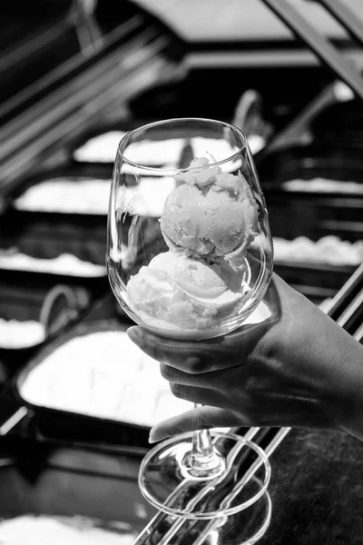 Klant Hand Holding Italiaanse Gelato Ijs Een Glas Moderne Interieur — Stockfoto