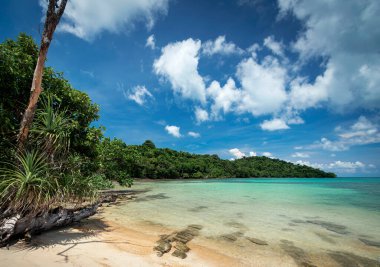 Sihanoukville Kamboçya yakınlarındaki Koh ta Kiev adasının güney sahilindeki sahil manzarası.