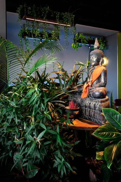 Buddha Statue Innengarten Der Modernen Tropischen Bar Bangkok Thailand — Stockfoto