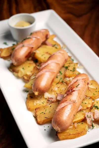 배경에 감자와 겨자를 곁들인 유기농 치즈와 돼지고기 소시지 — 스톡 사진
