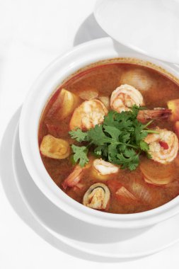 Thai Tom yum kung baharatlı ve ekşi karides çorbası beyaz masa arkasında phuket thailand
