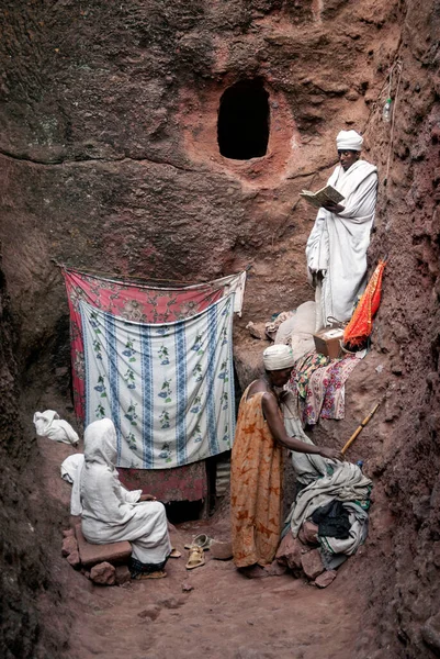 科普特东正教牧师在拉里贝拉古老的岩石凿成的整体教堂祈祷 这也是联合国教科文组织在民族乌托邦的标志性遗产 — 图库照片