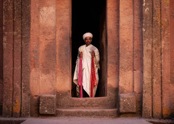 コプト正教会ラリベラの聖職者古代の岩壁に囲まれたモノリシック教会エチオピアのユネスコ遺産 — ストック写真