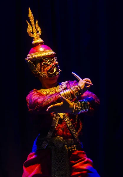 Pnom Penh Kamboçya Tiyatrosu 'nda maskeli dansçı.