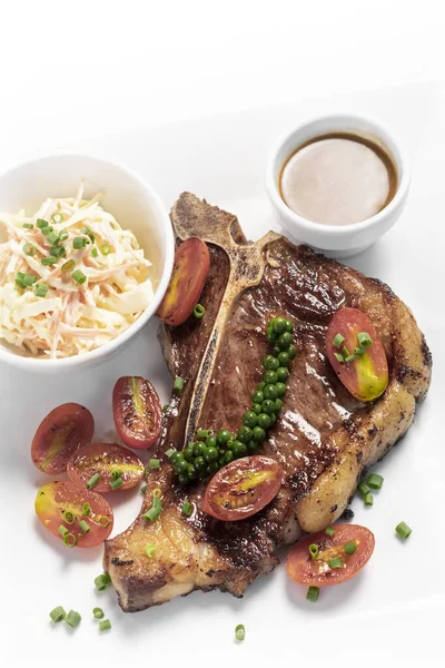 Carne Res Bone Asada Filete Pimienta Verde Con Ensalada Col —  Fotos de Stock