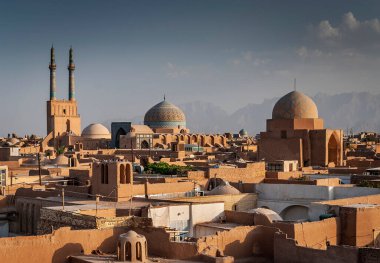 İran 'daki Yazd şehrinin çatıları ve şehir merkezindeki cami manzarası