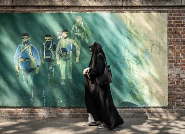 Gesluierde Islamitische Vrouw Wandelen Door Revolutionaire Strijders Muurschildering Het Centrum — Stockfoto