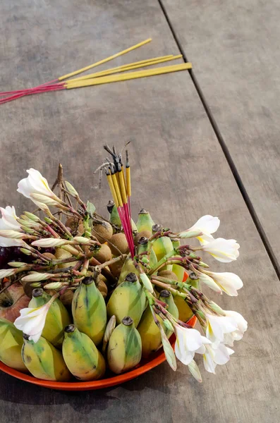 Budista Tigela Oferta Com Frutas Incenso Flores Detalhe Tailândia — Fotografia de Stock