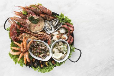 Barselona 'daki İspanyol restoranı masasında taze akdeniz ürünleri tabağı.