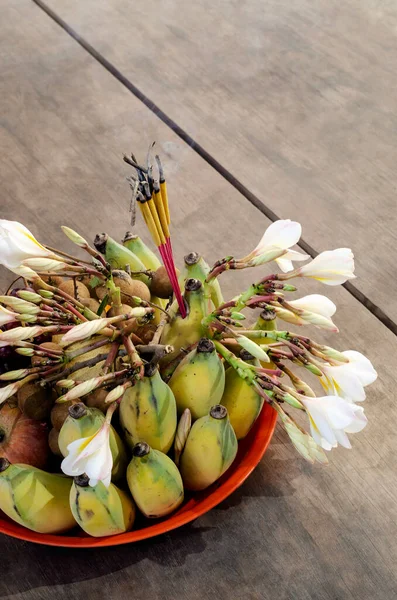 Bol Offrande Bouddhiste Avec Des Fruits Encens Des Fleurs Détail — Photo