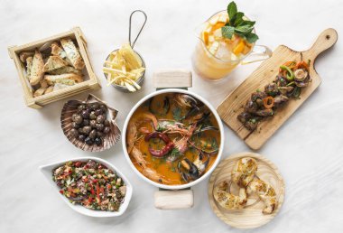 Barselona 'daki restoran masasında karışık İspanyol gurme tapas paylaşım seti seçimi
