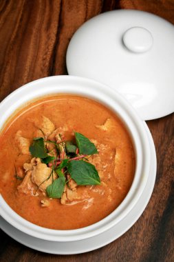 Tayland 'daki Phuket Thailand' daki ahşap masada hindistan cevizi sütü ile baharatlı panang domuz eti.